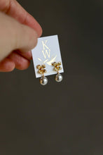 Load image into Gallery viewer, PRIMROSE PEARL EARRINGS