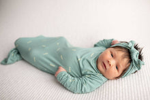 Load image into Gallery viewer, Arrow Print Knotted Newborn Baby Gown Pajamas