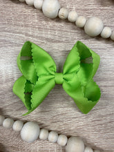 Load image into Gallery viewer, Classic Scalloped Bows - Alligator Clip - 4.5&quot;