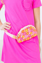 Load image into Gallery viewer, Retro Daisies Belt Bag