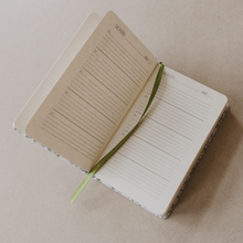 Load image into Gallery viewer, Mom&#39;s One Line A Day Journal
